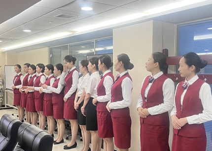 规范服务用语和动作 银行开展礼仪培训