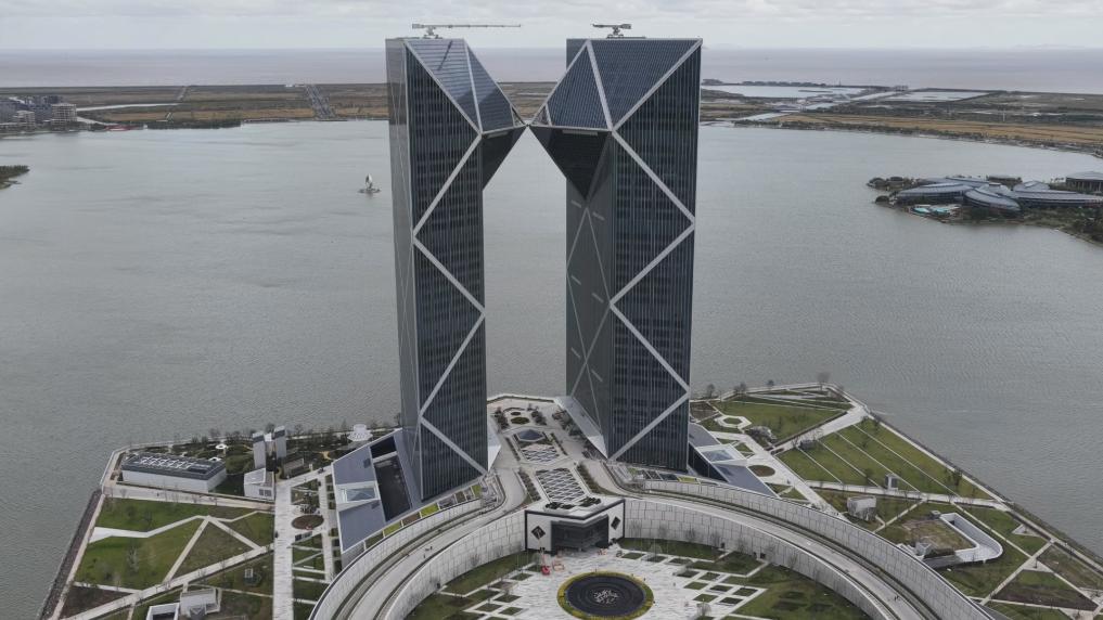 上海：临港新片区中银金融中心竣工