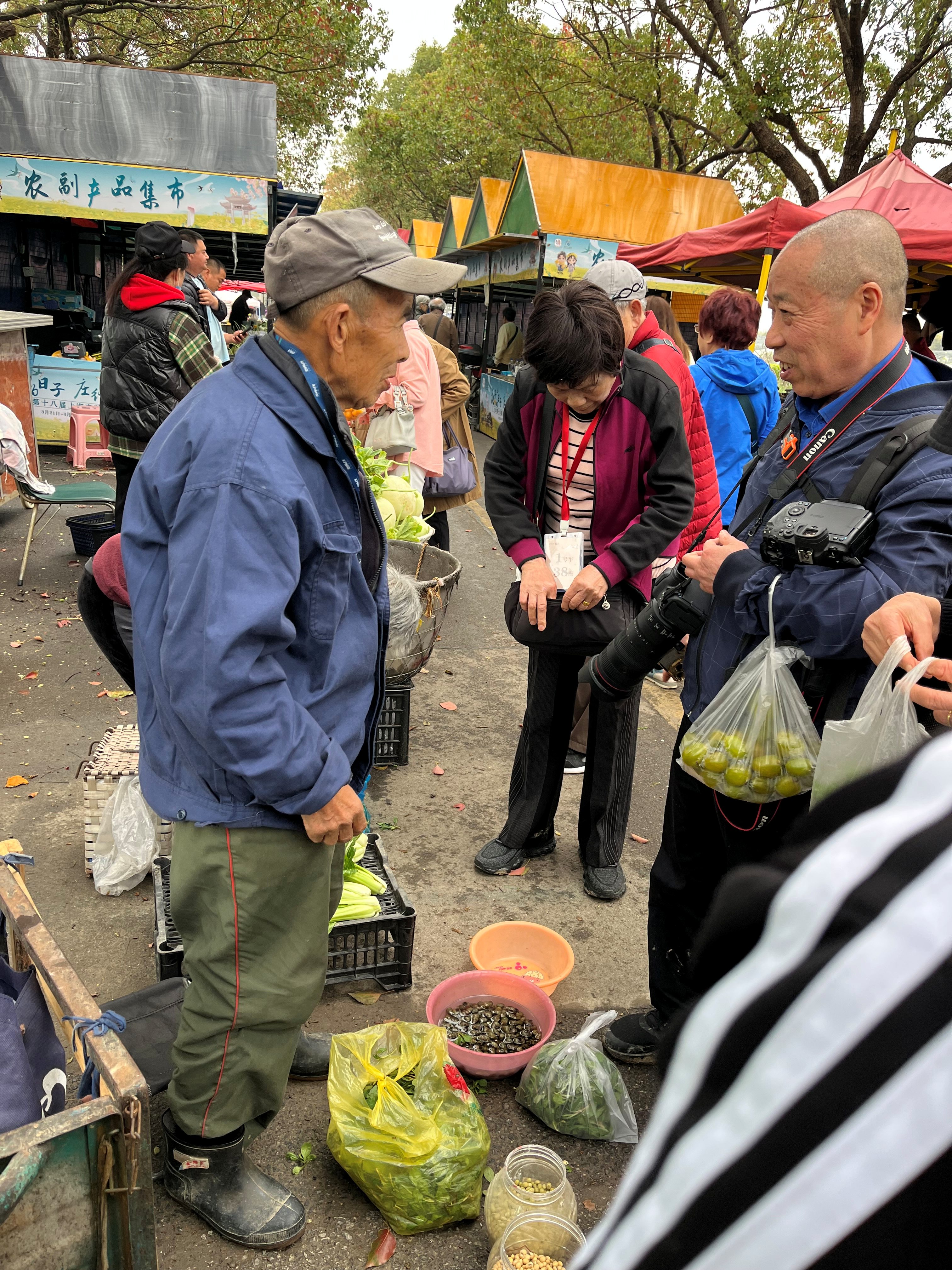 农副产品集市里人头攒动 (2).JPG