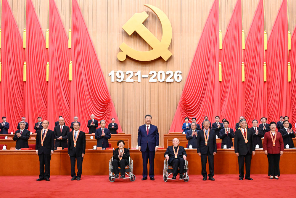 习近平为“七一勋章”获得者颁授勋章